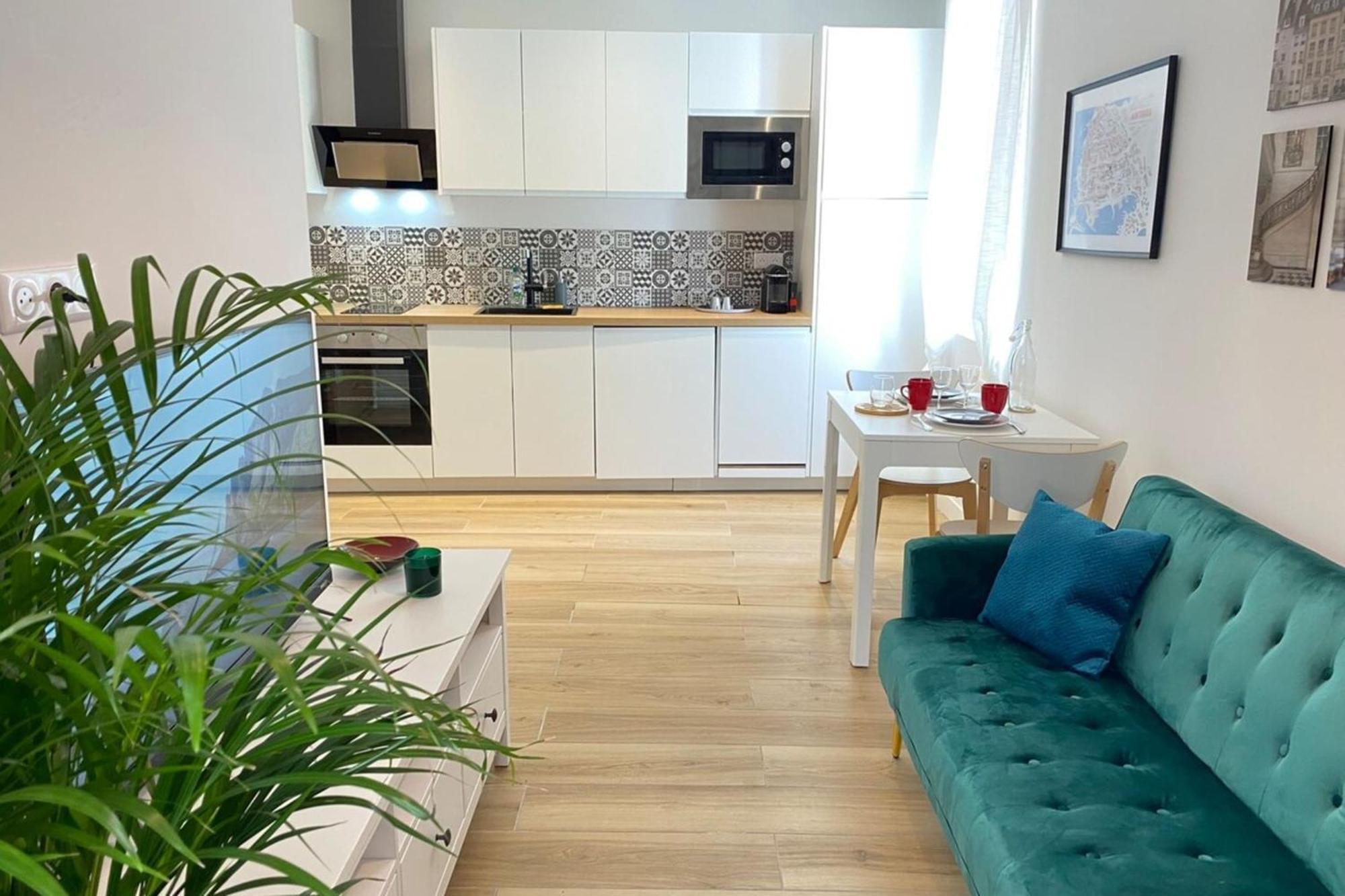 06An - Beautiful Apartment In The Heart Of Old Antibes Bagian luar foto